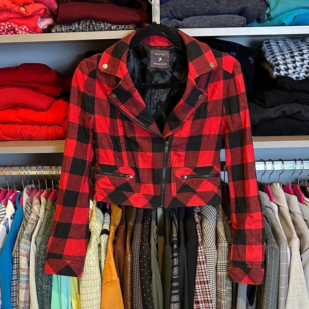 Forever 21 red/black buffalo plaid 2 pocket front zipper cropped jacket size M
